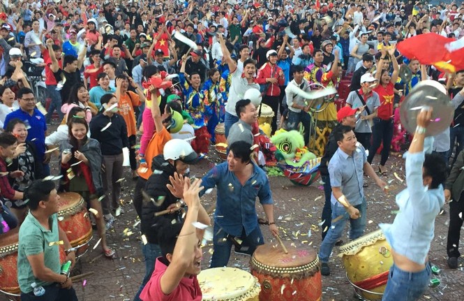 CĐV Buôn Ma Thuột đổ ra đường mừng kỳ tích U23 Việt Nam - ảnh 5