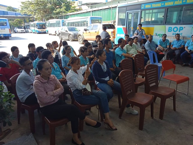 Tài xế đình công vì không có ngày nghỉ, nhiều tuyến xe buýt “tê liệt” - ảnh 1