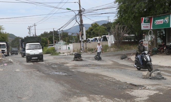 Dân dựng chướng ngại vật để… ngăn xe tải gây bụi! - ảnh 1
