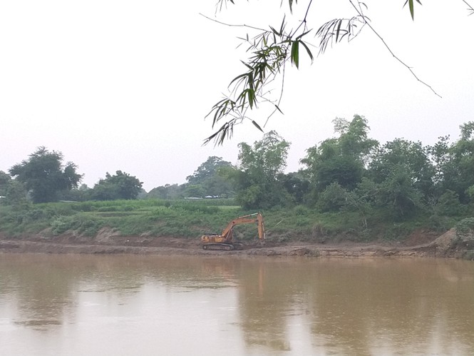 Ngang nhiên múc cát sỏi giữa sông Dinh, bất chấp lệnh cấm của tỉnh! - ảnh 3