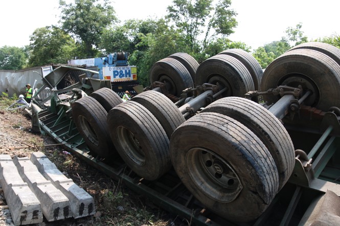 Bị container băng qua đường sắt đâm vào, tàu hoả móp đầu - ảnh 3