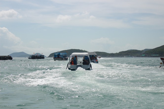 Cứu 4 người trên tàu khách bị chìm tại vịnh Nha Trang - ảnh 1