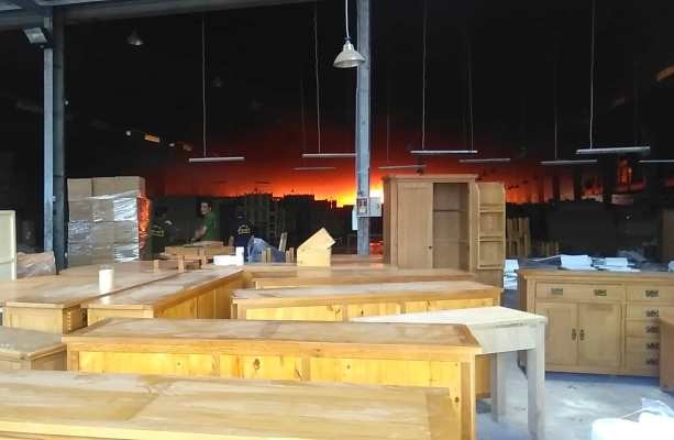 Công nhân chạy tán loạn khi công ty gỗ phát cháy dữ dội - ảnh 2