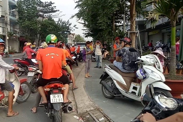 Bị “xù” tiền lương, hàng chục công nhân bao vây nhà ông chủ Đài Loan - ảnh 1