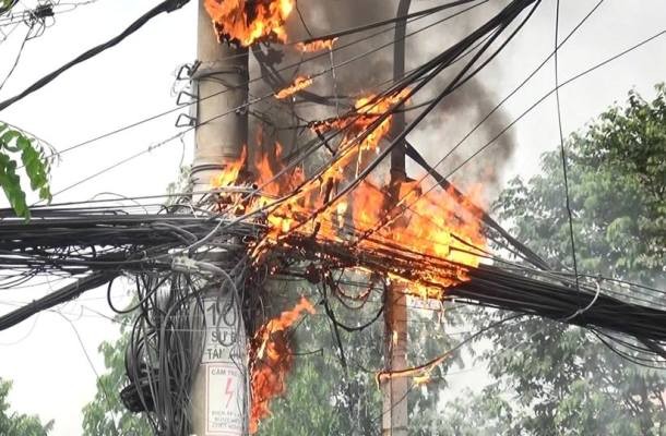 Dây cáp chập điện phát cháy dữ dội, người dân tháo chạy thoát thân - ảnh 1
