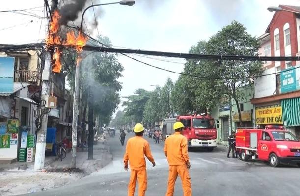 Dây cáp chập điện phát cháy dữ dội, người dân tháo chạy thoát thân - ảnh 2
