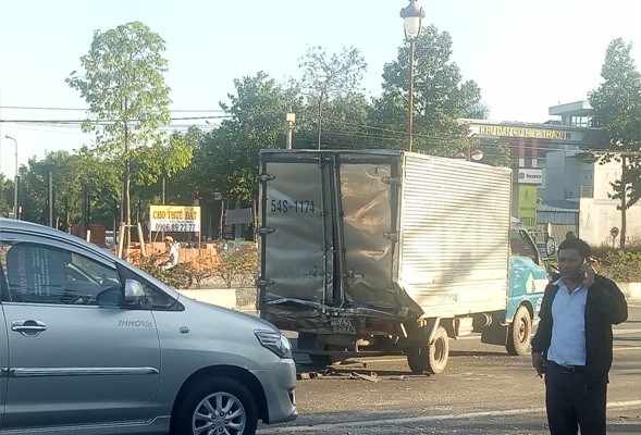 Tai nạn liên hoàn khi dừng đèn đỏ, nhiều người bị thương nặng - ảnh 2