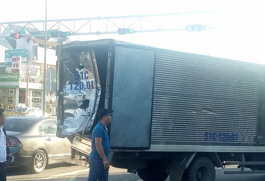 Tai nạn liên hoàn khi dừng đèn đỏ, nhiều người bị thương nặng - ảnh 3