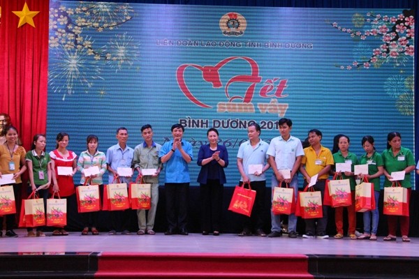 Chủ tịch Quốc hội tặng quà cho công nhân hoàn cảnh khó khăn ở Bình Dương - ảnh 2