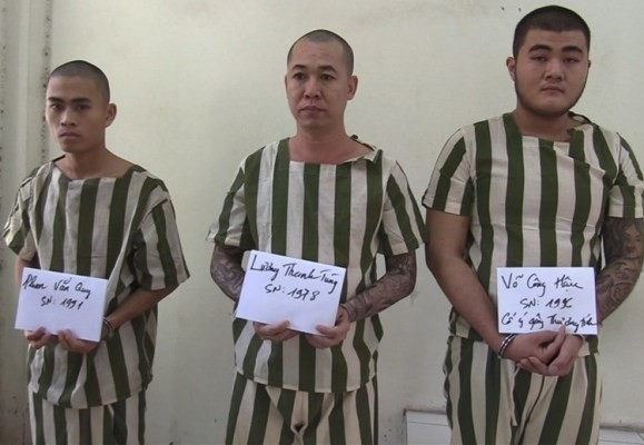 Công an bắt nhóm giang hồ mang mã tấu chém người trong quán nhậu - ảnh 1