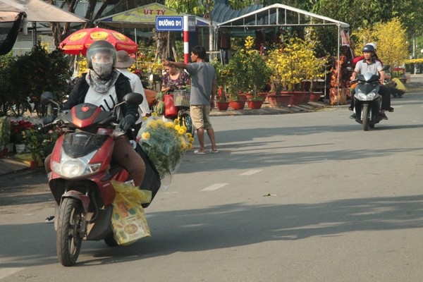 Hoa kiểng xả hàng ngày 30 tết, người dân chen nhau mua - ảnh 6
