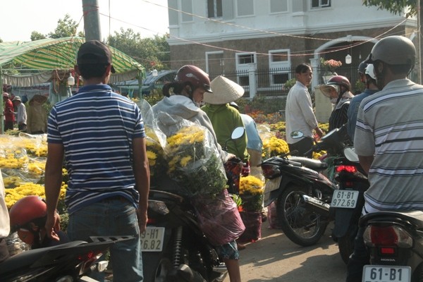 Hoa kiểng xả hàng ngày 30 tết, người dân chen nhau mua - ảnh 1