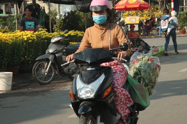 Hoa kiểng xả hàng ngày 30 tết, người dân chen nhau mua - ảnh 7