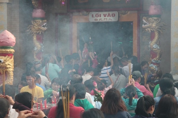 Vạn người đổ về chùa Bà Thiên Hậu cầu bình an năm mới - ảnh 5