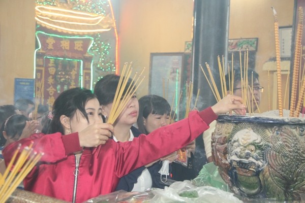 Vạn người đổ về chùa Bà Thiên Hậu cầu bình an năm mới - ảnh 3