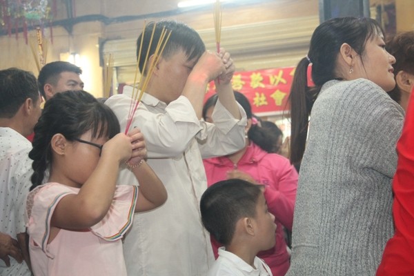Vạn người đổ về chùa Bà Thiên Hậu cầu bình an năm mới - ảnh 4