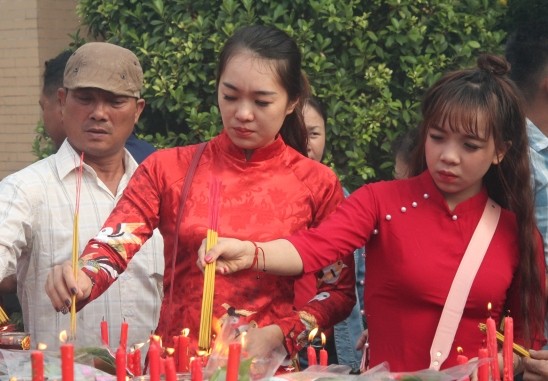 Vạn người đổ về chùa Bà Thiên Hậu cầu bình an năm mới - ảnh 7