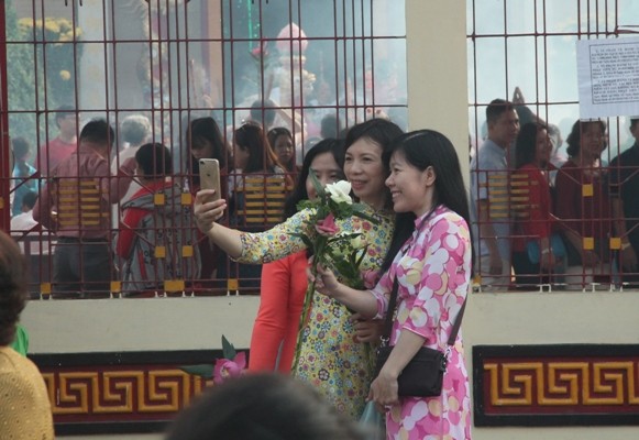 Vạn người đổ về chùa Bà Thiên Hậu cầu bình an năm mới - ảnh 12