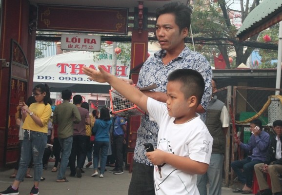 Vạn người đổ về chùa Bà Thiên Hậu cầu bình an năm mới - ảnh 9