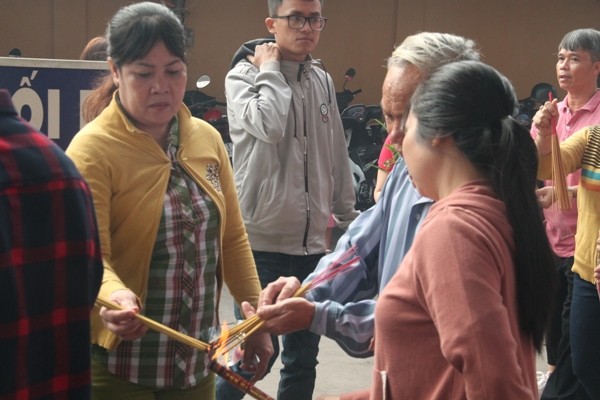 Vạn người đổ về chùa Bà Thiên Hậu cầu bình an năm mới - ảnh 2