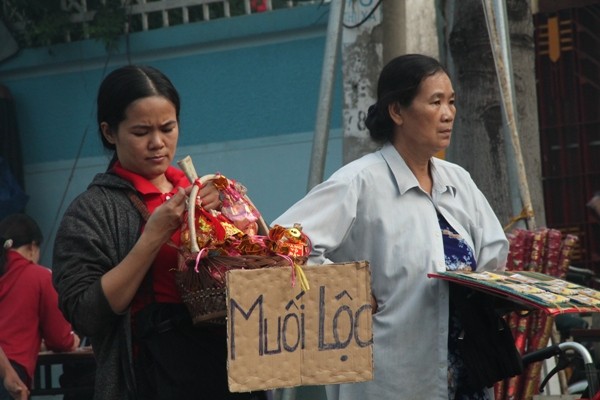Vạn người đổ về chùa Bà Thiên Hậu cầu bình an năm mới - ảnh 11