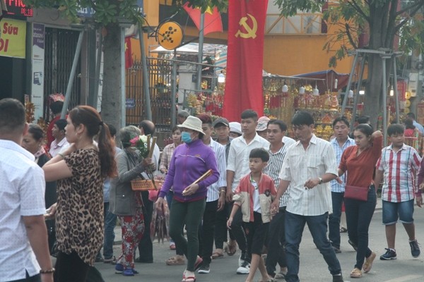 Vạn người đổ về chùa Bà Thiên Hậu cầu bình an năm mới - ảnh 1