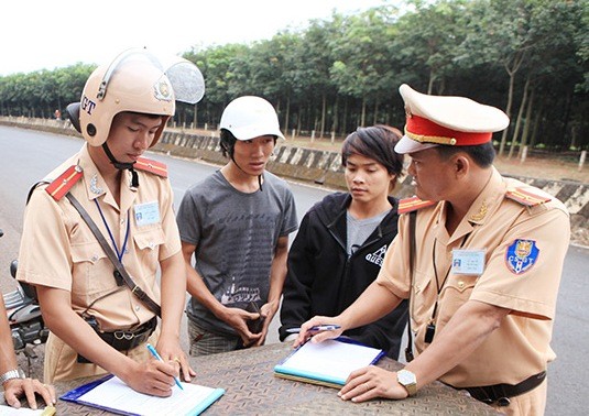 Công khai danh tính cán bộ can thiệp vi phạm an toàn giao thông - ảnh 1