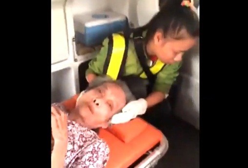 Công an vào cuộc vụ con trai đánh mẹ dã man - ảnh 2