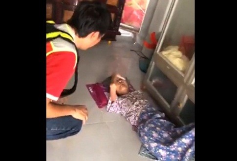 Công an vào cuộc vụ con trai đánh mẹ dã man - ảnh 1