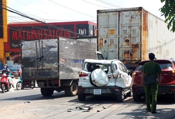 “Ô tô điên” gây tai nạn liên hoàn, đường ùn tắc kéo dài - ảnh 1