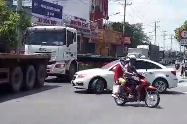 “Ô tô điên” gây tai nạn liên hoàn, đường ùn tắc kéo dài - ảnh 4