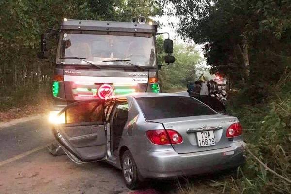 Xe 4 chỗ đấu đầu xe ben, 4 người thương vong - ảnh 1