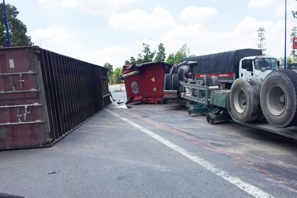 Xe container lật ngửa, nhiều người thoát chết - ảnh 4