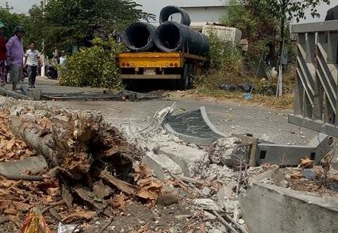 Xe container chở thép tông và quán bún, nhiều người thoát chết - ảnh 1