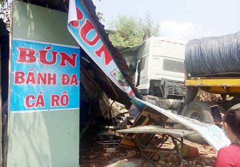 Xe container chở thép tông và quán bún, nhiều người thoát chết - ảnh 4