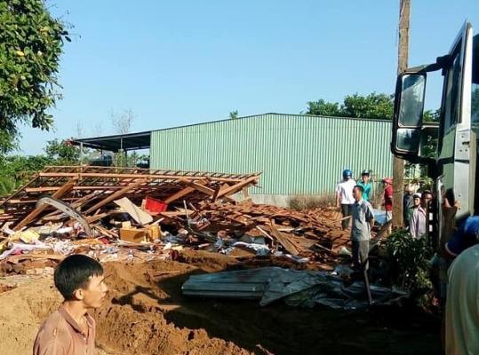 Vụ xe ben tông sập nhà dân, làm chết 2 người ở Bình Phước: Xe ben “đại náo” - ảnh 1
