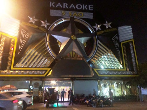 Đột kích quán karaoke, 33 người dương tính ma túy cùng nhiều hung khí - ảnh 1