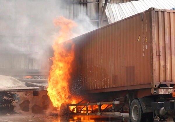 Nhiều container bị thiêu tụi khi kho hàng phát cháy dữ dội - ảnh 4