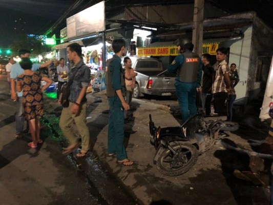 Người đàn ông nước ngoài lái ô tô tông xe máy rồi lao vào nhà dân - ảnh 3