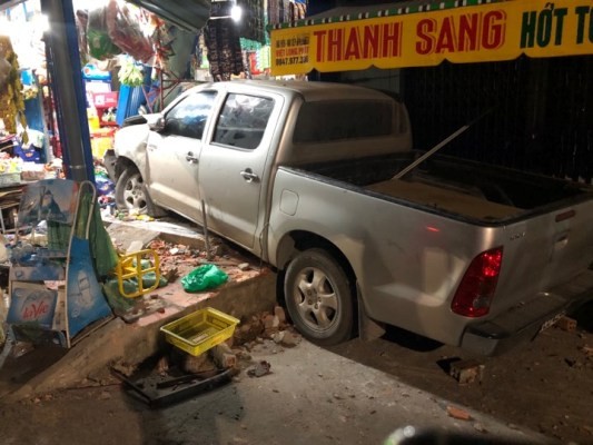 Người đàn ông nước ngoài lái ô tô tông xe máy rồi lao vào nhà dân - ảnh 2