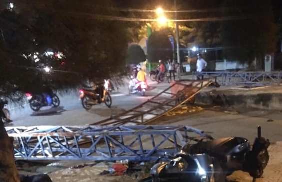 Thanh niên đi xe SH tông đổ cổng chào nằm bất động - ảnh 2
