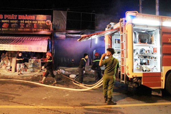 Ba Ki ốt phát cháy trong đêm, cả khu phố náo loạn - ảnh 1
