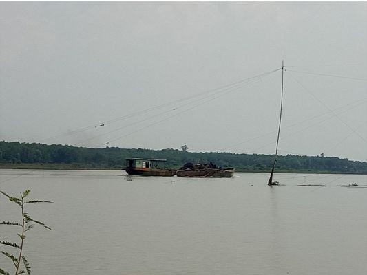 Bộ Nông nghiệp ra lệnh đóng cửa mỏ, “cát tặc” vẫn lộng hành trên hồ Dầu Tiếng - ảnh 1