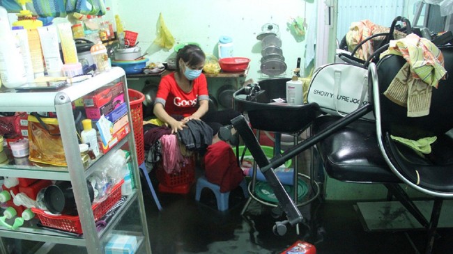 Ngập lụt kinh hoàng tại TPHCM: Triệu dân vật lộn với nước - ảnh 1