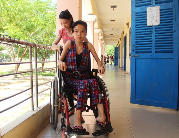 Nữ sinh đất võ ngồi xe lăn vào đại học - ảnh 1