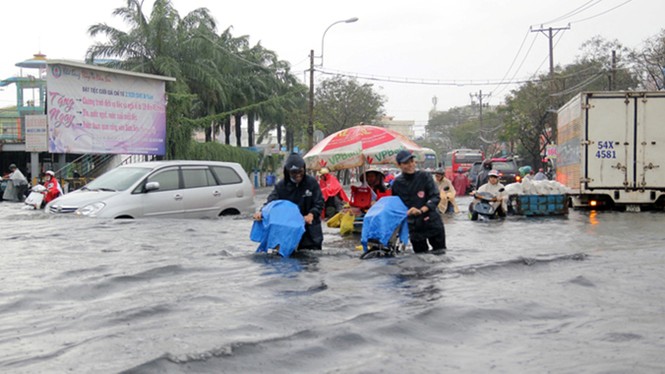Chống ngập TPHCM: Trống đánh xuôi, kèn thổi ngược - ảnh 1