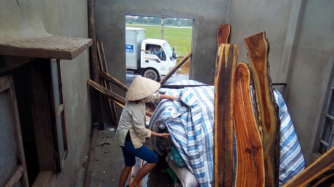 Miền Trung: Lốc xoáy, mưa lũ gây thiệt hại nặng - ảnh 1
