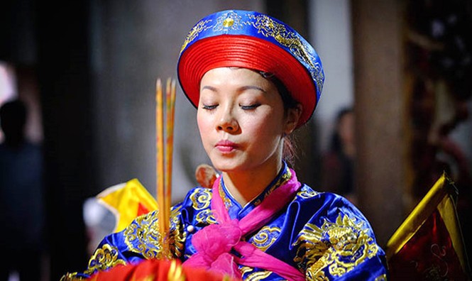 Ông Tây mê hầu đồng - ảnh 1
