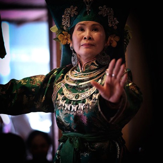 Ông Tây mê hầu đồng - ảnh 2
