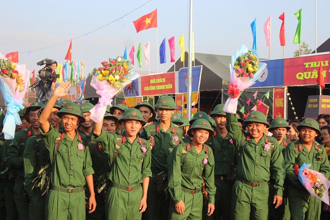 Nữ sinh có 2 bằng đại học tình nguyện nhập ngũ - ảnh 2